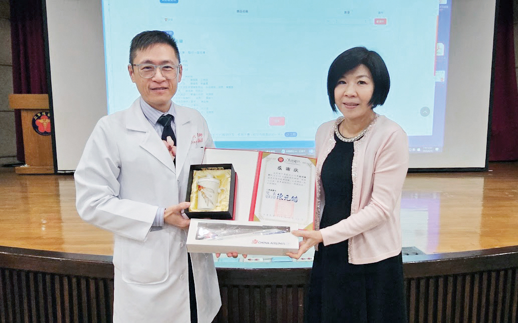 彭忠衎副院長頒發感謝狀給華航空服處胡淑莉經理